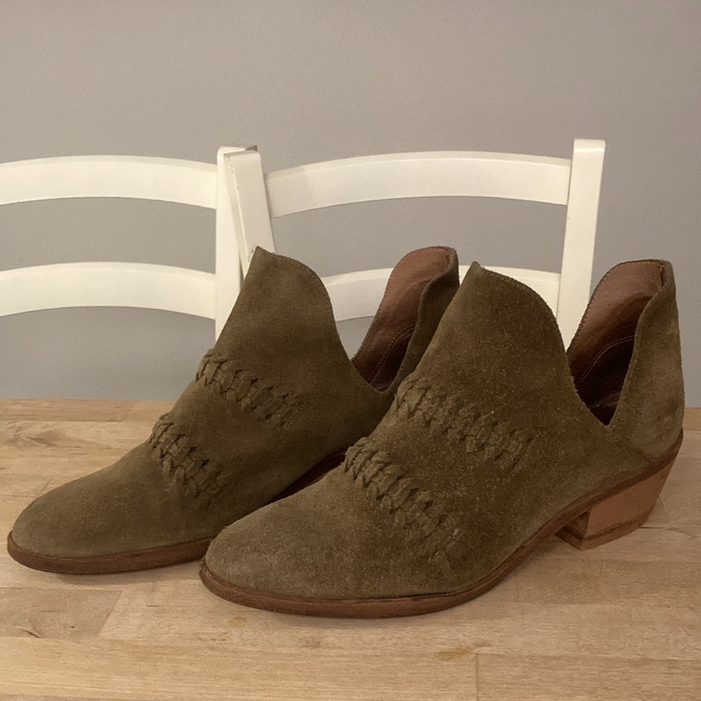 Garnet Hill Olive Green Suede Whipstitch Ankle Boots Made in Italy Size 8
